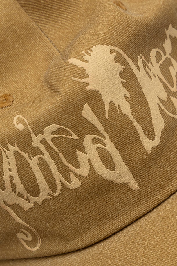 루티드 캡 모자는 캐주얼, 미니멀, 클래식 스타일을 모두 아우르는 디자인으로 동네 마실, 산책, 여행 등 다양한 TPO에 활용하기 좋습니다. 베이지, 올리브, 카멜 3가지 색상으로 출시되었으며, 면 소재로 제작되어 편안한 착용감을 선사합니다. 깊이 5cm, 챙 넓이 5cm의 캡모자로, 5패널 구조와 사이즈 조절 기능으로 머리 사이즈에 맞게 조절하여 착용할 수 있습니다. 3D 리프 프린팅 로고와 프린트 무늬가 돋보이는 캡 모자로, 일상 속 개성을 더해보세요.
