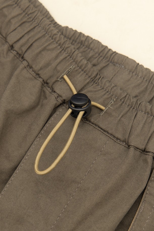 필드 유틸리티 팬츠는 봄, 가을에 어울리는 남녀 공용 긴바지입니다. 빈티지하고 캐주얼한 스타일을 연출하며, 일상생활과 동네 마실룩, 캠핑룩에 적합합니다. 넉넉한 오버핏으로 편안함을 더하고, 브라운, 딥 로스 브라운 두 가지 색상으로 출시되었습니다. 면 소재로 제작되었으며, 유틸리티 포켓과 실리콘 로고, 포켓 배색 디테일로 포인트를 주었습니다. 허리 밴딩으로 활동성을 높였습니다.
