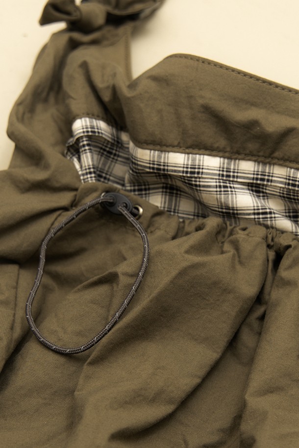 소프트워크 크로스백은 부드럽고 가벼운 면 소재로 제작되어 편안한 착용감을 선사합니다. 카키와 네이비 두 가지 색상으로 출시되어, 무지 패턴에 믹스매치 디테일이 더해져 캐주얼, 미니멀, 클래식 스타일 모두 소화 가능합니다. 가벼운 실루엣으로 동네 마실룩이나 산책룩에 자연스럽게 어울리며, 길이 조절이 가능하여 편리하게 사용하실 수 있습니다. 일상생활에서 다양한 스타일링을 연출해보세요.
