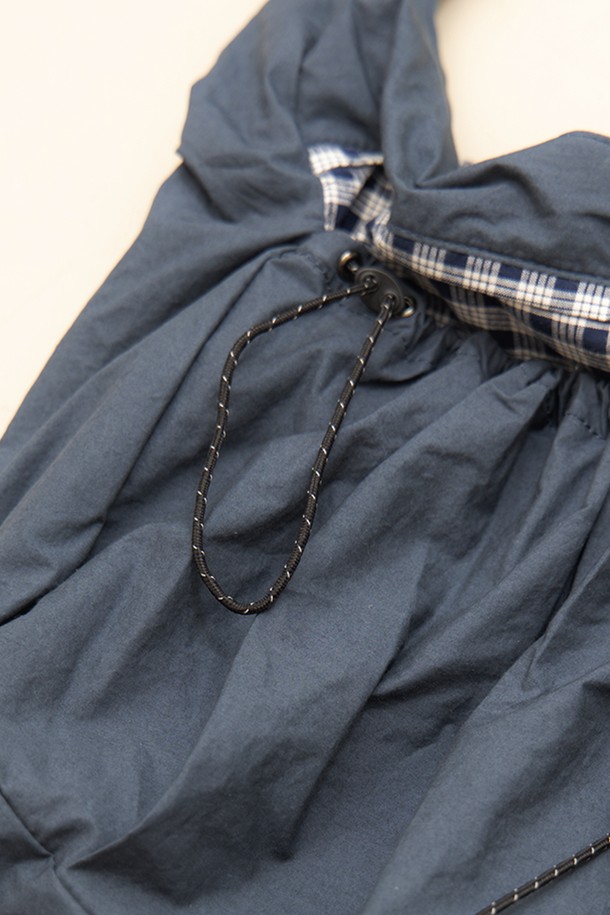 소프트워크 크로스백은 부드러운 실루엣과 가벼운 착용감이 특징인 여성용 크로스백입니다. 면 소재로 제작되어 편안한 착용감을 선사하며, 네이비와 카키 네이비 컬러로 출시되어 다양한 스타일에 매치하기 좋습니다. 믹스매치 디테일이 돋보이는 디자인으로, 캐주얼, 미니멀, 클래식 스타일을 모두 소화할 수 있습니다. 동네 마실룩, 산책룩, 여행룩 등 TPO에 구애받지 않고 데일리 아이템으로 활용할 수 있습니다. 소프트한 실루엣과 원단 컬러 조합이 돋보이며, 다양한 스타일링을 연출할 수 있는 실용적인 가방입니다.
