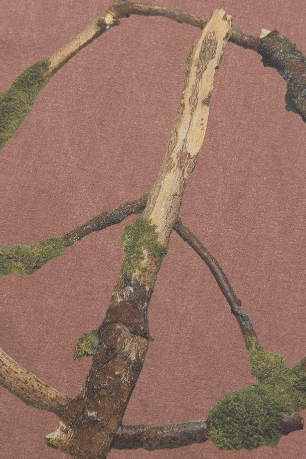 메이드 바이 얼스 반팔 티셔츠는 남녀 공용으로 착용 가능한 캐주얼 스타일의 반팔 티셔츠입니다. 봄, 여름 시즌에 적합하며, 라운드넥과 오버핏 디자인으로 편안한 착용감을 제공합니다. 모카, 그린, 다크 브라운 세 가지 빈티지한 컬러감으로 피그먼트 후가공 처리된 면 소재의 티셔츠입니다. 전면에 피스 테마 2555 그래픽 프린팅이 돋보입니다. 레귤러 기장의 반소매 티셔츠로 미니멀한 스타일을 연출하기 좋습니다.
