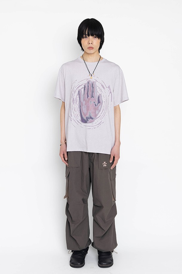 "함사 터치" 반팔 티셔츠는 남녀 공용으로, 캐주얼 및 빈티지 스타일을 연출하기 좋은 아이템입니다. 올리브와 라일락 두 가지 컬러로 출시되었으며, 봄, 여름 시즌에 적합합니다. 면 소재의 오버핏 라운드넥 티셔츠로, 함사(파티마의 손) 그래픽 프린트가 돋보입니다. 피그먼트 후가공 처리로 빈티지한 무드를 더했으며, 편안한 일상룩과 산책룩에 활용하기 좋습니다. 스트리트 패션을 즐기는 분들께도 추천합니다.
