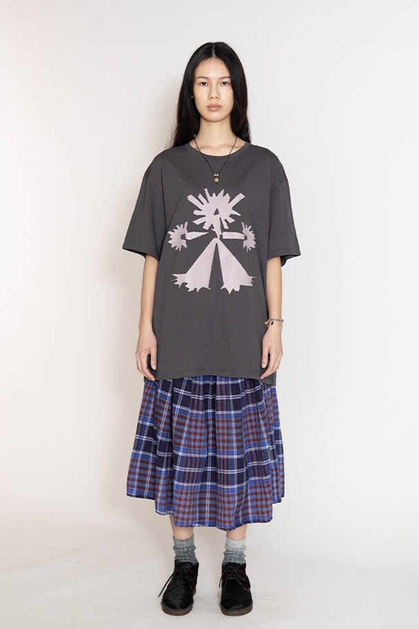 루트 포커스 반팔 티셔츠는 베이직하고 캐주얼한 스타일의 공용 티셔츠입니다. 봄, 여름 시즌에 착용하기 좋으며, 코튼플라워 블루, 에크루, 차콜 세 가지 색상으로 만나볼 수 있습니다. 릴랙스핏 또는 오버핏으로 편안하게 착용 가능하며, 라운드넥 디자인에 그래픽 프린트가 포인트로 더해져 개성을 살렸습니다. 일상, 동네 마실, 여행 등 다양한 TPO에 맞춰 미니멀하고 감각적인 스타일을 연출해보세요. 부드러운 면 소재로 제작되어 편안한 착용감을 선사합니다.
