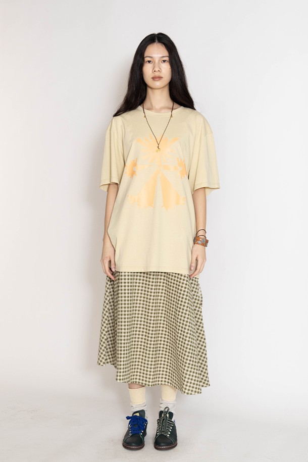 루트 포커스 반팔 티셔츠는 편안한 착용감을 선사하는 오버핏 티셔츠입니다. 코넬플라워 블루, 에크루, 차콜 세 가지 자연스러운 컬러톤으로 출시되어 일상과 휴가룩 모두 활용하기 좋습니다. 부드러운 면 소재로 제작되어 촉감이 좋으며, 캐주얼, 미니멀 스타일을 연출하기에 적합합니다. 그래픽 패턴의 디자인으로 포인트를 더했으며, 동네 마실룩으로 편안하게, 휴가룩으로 스타일리시하게 연출해 보세요. 여름 시즌에 시원하게 입기 좋은 반소매 티셔츠입니다.
