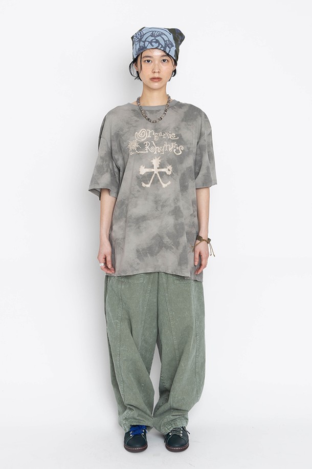 얼씨 다이드 반팔 티셔츠는 부드러운 면 소재로 제작되어 편안한 착용감을 선사합니다. 캐주얼 스타일의 오버핏 디자인과 반소매 기장으로 편안하고 스타일리시하게 연출할 수 있습니다. 브라운, 브로콜리 브라운 컬러의 타이다이 패턴이 독특한 분위기를 더하며, 그래픽 포인트 디테일과 자연스러운 컬러 변형이 돋보입니다. 일상생활에서 개성 있는 스타일을 연출하고 싶을 때 적합한 아이템입니다. 스트리트 패션을 즐겨 입는 분들께도 추천합니다.
