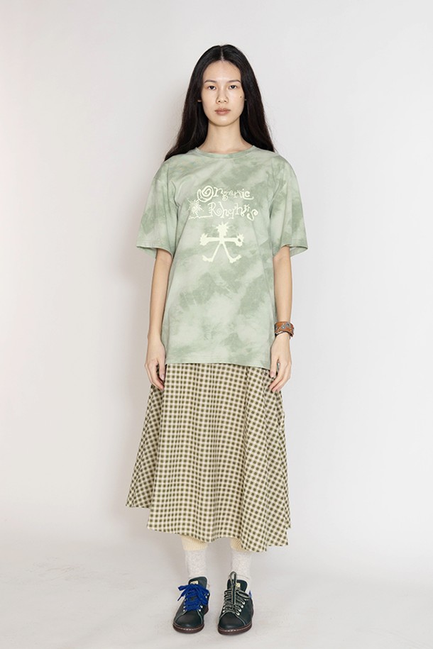 "얼씨 다이드" 반팔 티셔츠는 브라운과 브로콜리 두 가지 색상으로 출시되어 개성 넘치는 스타일을 연출합니다. 일상에서 편안하게 착용할 수 있으며, 캐주얼한 스타일을 선호하는 분들께 추천합니다. 오버핏으로 제작되어 트렌디하며, 라운드넥 디자인과 자연스러운 타이다이 패턴이 특징입니다. 면 소재로 제작되어 부드러운 착용감을 선사하며, 동네 마실룩, 여행룩 등 다양한 TPO에 활용하기 좋습니다. 그래픽 포인트 디테일이 더해져 더욱 특별한 느낌을 줍니다.
