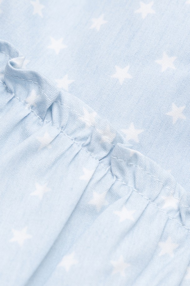 무어 티어드 스커트는 로맨틱한 무드를 연출하는 여성용 스커트입니다. 아이렛 화이트와 데님 블루 두 가지 색상으로 제공되며, 봄과 여름에 어울리는 디자인입니다. 허리 드로우스트링 디테일이 특징이며, 루즈핏의 티어드 스타일로 편안하게 착용할 수 있습니다. 데이트룩, 카페룩, 산책룩 등 다양한 TPO에 맞춰 클래식, 미니멀 스타일로 연출해보세요. 면 소재로 제작되어 부드러운 촉감을 선사합니다.
