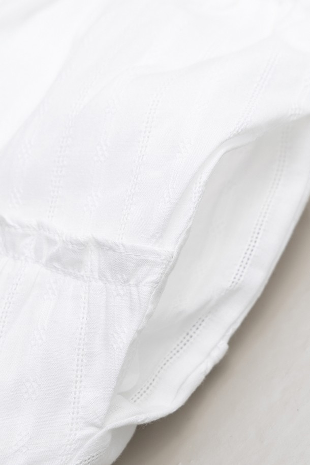 무어 티어드 스커트는 여성용으로, 화이트와 데님블루 두 가지 색상으로 출시되었습니다. 봄, 여름 시즌에 어울리는 면 소재의 루즈핏 티어드 스커트입니다. 로맨틱한 스타일을 연출하며, 허리 부분의 드로우스트링(끈)과 글린코드가 특징입니다. 아일렛 패턴으로 포인트를 주어 데이트룩, 카페룩, 봄 소풍룩 등 다양한 TPO에 활용하기 좋습니다. 로맨틱, 미니멀, 클래식 스타일을 선호하는 분들께 추천합니다.
