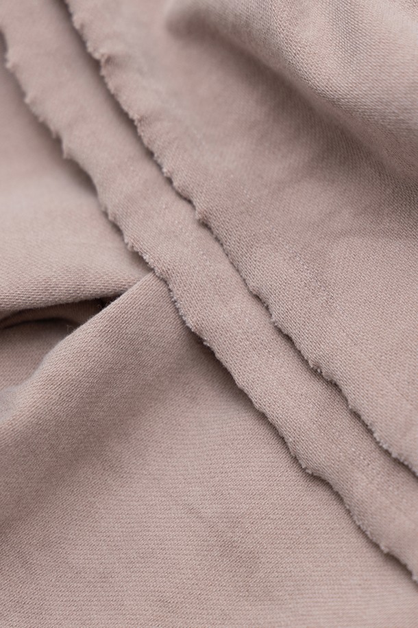 여성스러운 무드를 연출하는 "컴피 스커티드 팬츠"입니다. 부드러운 면, 폴리에스테르, 스판덱스 혼방 소재로 제작되어 편안한 착용감을 선사합니다. 허리 밴딩과 드로스트링으로 사이즈 조절이 용이하며, 스커트 레이어드 디자인과 더블 레이어드 스커트 디테일이 특징입니다. 루즈핏에 오버핏으로 편안함을 강조했으며, 모카, 카키 두 가지 색상으로 출시되었습니다. 일상, 동네 마실룩, 여행룩 등 다양한 TPO에 캐주얼, 미니멀, 클래식 스타일로 활용하기 좋습니다.
