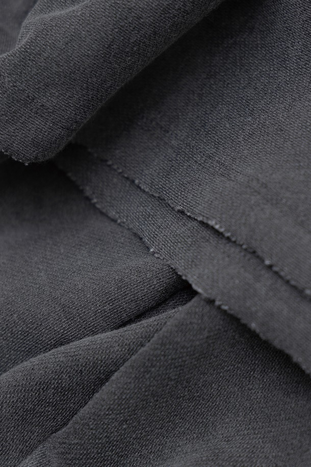 컴피 스커티드 팬츠는 편안함과 스타일을 동시에 잡은 여성용 스커트 팬츠입니다. 모카, 카키, 애쉬 3가지 색상으로 출시되어 다양한 상의와 매치하기 좋습니다. 면, 폴리에스테르, 스판덱스 혼방 소재로 제작되어 부드러운 촉감과 편안한 착용감을 선사합니다. 허리 밴딩과 드로스트링 디테일은 편안함을 더하고, 세미 벌룬 실루엣과 오버핏으로 캐주얼하면서도 스타일리시한 룩을 연출합니다. 동네 마실룩, 여행룩 등 데일리룩으로 활용하기 좋은 아이템입니다.
