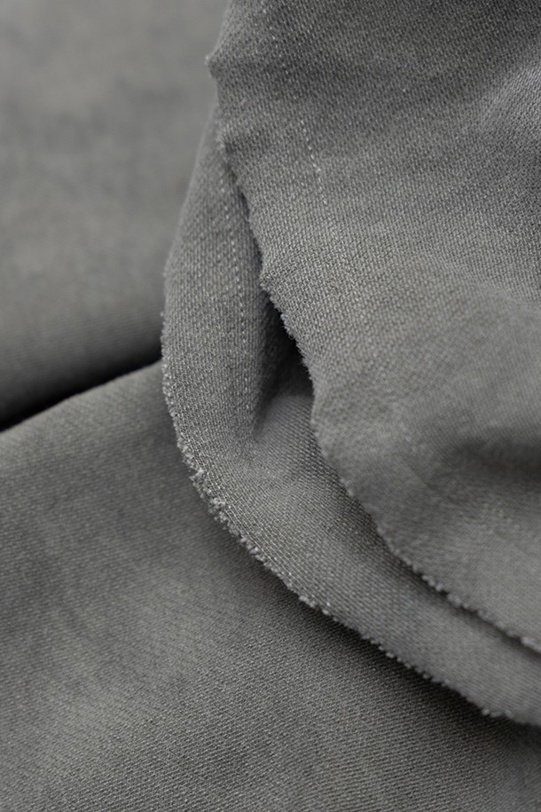 **컴피 스커티드 팬츠**

캐주얼하고 미니멀한 감각을 살린 여성용 스커티드 팬츠입니다. 모카, 카키, 애쉬 세 가지 색상으로 출시되어 데일리룩에 포인트를 더합니다. 면, 폴리에스테르, 스판덱스 혼방 소재로 제작되어 부드러운 촉감과 편안한 착용감을 선사합니다. 허리 스트링과 세미 벌룬 실루엣, 스커트 레이어드 디자인이 특징이며, 오버핏 긴바지로 동네 마실룩, 여행룩 등 다양한 TPO에 활용하기 좋습니다. 
