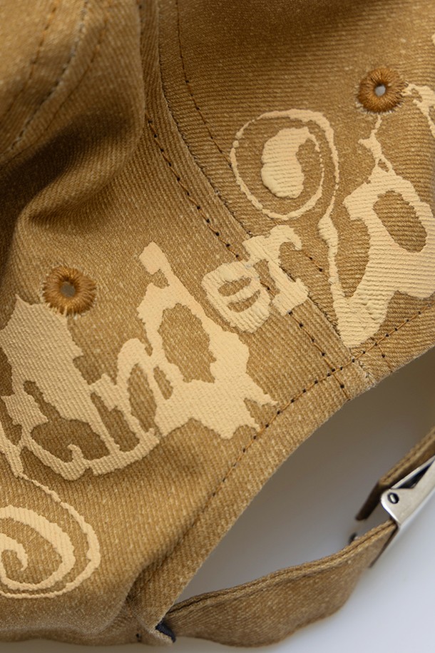 루티드 캡 모자는 캐주얼, 미니멀, 클래식 스타일을 모두 아우르는 디자인으로 동네 마실, 산책, 여행 등 다양한 TPO에 활용하기 좋습니다. 베이지, 올리브, 카멜 3가지 색상으로 출시되었으며, 면 소재로 제작되어 편안한 착용감을 선사합니다. 깊이 5cm, 챙 넓이 5cm의 캡모자로, 5패널 구조와 사이즈 조절 기능으로 머리 사이즈에 맞게 조절하여 착용할 수 있습니다. 3D 리프 프린팅 로고와 프린트 무늬가 돋보이는 캡 모자로, 일상 속 개성을 더해보세요.
