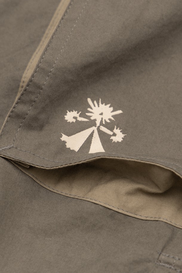 필드 유틸리티 팬츠는 봄, 가을에 어울리는 남녀 공용 긴바지입니다. 빈티지하고 캐주얼한 스타일을 연출하며, 일상생활과 동네 마실룩, 캠핑룩에 적합합니다. 넉넉한 오버핏으로 편안함을 더하고, 브라운, 딥 로스 브라운 두 가지 색상으로 출시되었습니다. 면 소재로 제작되었으며, 유틸리티 포켓과 실리콘 로고, 포켓 배색 디테일로 포인트를 주었습니다. 허리 밴딩으로 활동성을 높였습니다.
