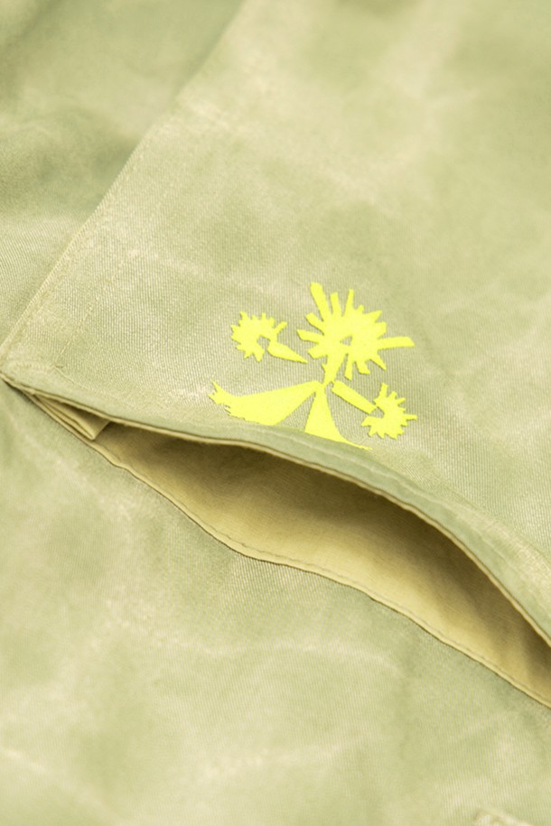 필드 유틸리티 팬츠는 유니섹스 디자인으로, 봄, 여름, 가을 계절에 착용하기 좋은 긴 기장의 바지입니다. 딥 모스(Deep Moss)와 브라운(Brown) 두 가지 색상으로 출시되었으며, 타이다이 워싱 처리와 오버핏 디자인으로 캐주얼 및 밀리터리 무드를 연출합니다.  포켓 콘트라스트 디테일과 무드 심볼 실리콘 로고가 특징이며, 동네 마실룩, 여행룩, 캠핑룩 등 다양한 TPO에 활용 가능합니다.  면 소재로 제작되어 편안한 착용감을 제공하며, 스트리트, 워크웨어 스타일을 즐기는 분들께 적합합니다. 후가공 특성상 이염이 발생할 수 있으니 주의하여 주세요.
