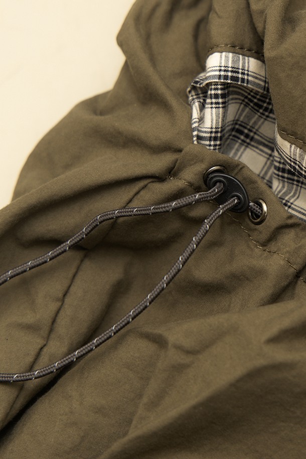 소프트워크 크로스백은 부드럽고 가벼운 면 소재로 제작되어 편안한 착용감을 선사합니다. 카키와 네이비 두 가지 색상으로 출시되어, 무지 패턴에 믹스매치 디테일이 더해져 캐주얼, 미니멀, 클래식 스타일 모두 소화 가능합니다. 가벼운 실루엣으로 동네 마실룩이나 산책룩에 자연스럽게 어울리며, 길이 조절이 가능하여 편리하게 사용하실 수 있습니다. 일상생활에서 다양한 스타일링을 연출해보세요.
