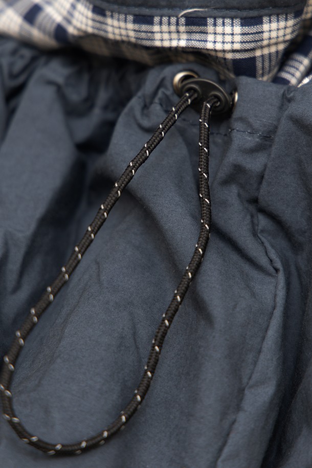 소프트워크 크로스백은 부드러운 실루엣과 가벼운 착용감이 특징인 여성용 크로스백입니다. 면 소재로 제작되어 편안한 착용감을 선사하며, 네이비와 카키 네이비 컬러로 출시되어 다양한 스타일에 매치하기 좋습니다. 믹스매치 디테일이 돋보이는 디자인으로, 캐주얼, 미니멀, 클래식 스타일을 모두 소화할 수 있습니다. 동네 마실룩, 산책룩, 여행룩 등 TPO에 구애받지 않고 데일리 아이템으로 활용할 수 있습니다. 소프트한 실루엣과 원단 컬러 조합이 돋보이며, 다양한 스타일링을 연출할 수 있는 실용적인 가방입니다.
