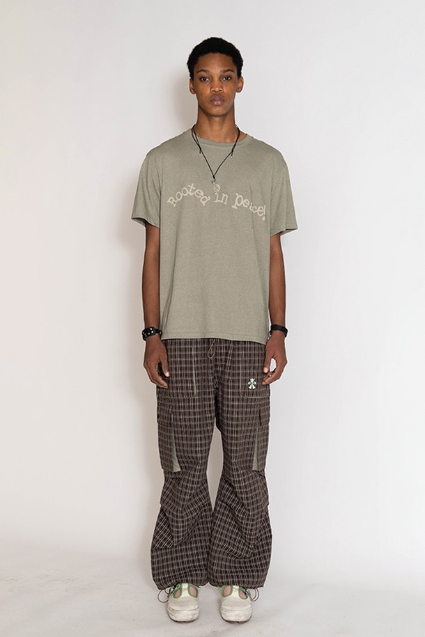 메이드 바이 얼스 반팔 티셔츠는 부드러운 면 소재로 제작되어 편안한 착용감을 선사합니다. 피그먼트 가공을 거쳐 빈티지한 그린 컬러감을 자랑하며, 오버핏 디자인과 라운드넥으로 캐주얼한 스타일을 연출합니다. 일상복, 산책룩 등 다양한 TPO에 활용하기 좋으며, 미니멀, 캐주얼, 스트리트 스타일을 즐겨 입는 분들께 추천합니다. 독특한 피스 테마 그래픽 프린팅으로 포인트를 더했습니다. 봄, 여름 시즌에 데일리하게 입기 좋은 반소매 티셔츠입니다.
