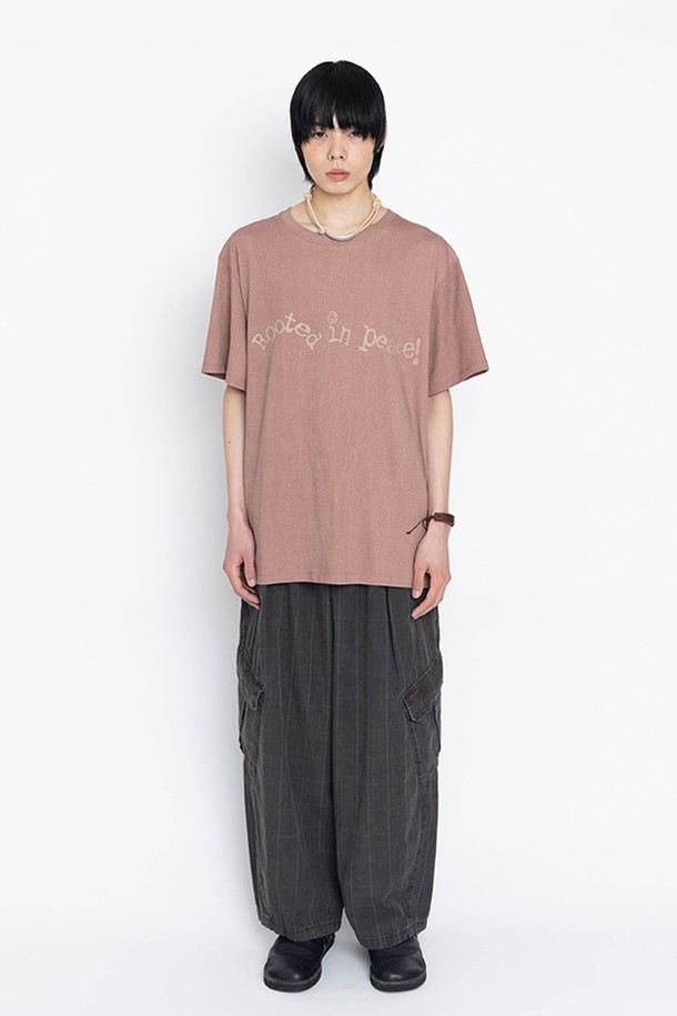 메이드 바이 얼스 반팔 티셔츠는 남녀 공용으로 착용 가능한 캐주얼 스타일의 반팔 티셔츠입니다. 봄, 여름 시즌에 적합하며, 라운드넥과 오버핏 디자인으로 편안한 착용감을 제공합니다. 모카, 그린, 다크 브라운 세 가지 빈티지한 컬러감으로 피그먼트 후가공 처리된 면 소재의 티셔츠입니다. 전면에 피스 테마 2555 그래픽 프린팅이 돋보입니다. 레귤러 기장의 반소매 티셔츠로 미니멀한 스타일을 연출하기 좋습니다.
