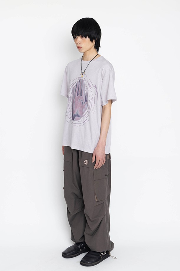 "함사 터치" 반팔 티셔츠는 남녀 공용으로, 캐주얼 및 빈티지 스타일을 연출하기 좋은 아이템입니다. 올리브와 라일락 두 가지 컬러로 출시되었으며, 봄, 여름 시즌에 적합합니다. 면 소재의 오버핏 라운드넥 티셔츠로, 함사(파티마의 손) 그래픽 프린트가 돋보입니다. 피그먼트 후가공 처리로 빈티지한 무드를 더했으며, 편안한 일상룩과 산책룩에 활용하기 좋습니다. 스트리트 패션을 즐기는 분들께도 추천합니다.
