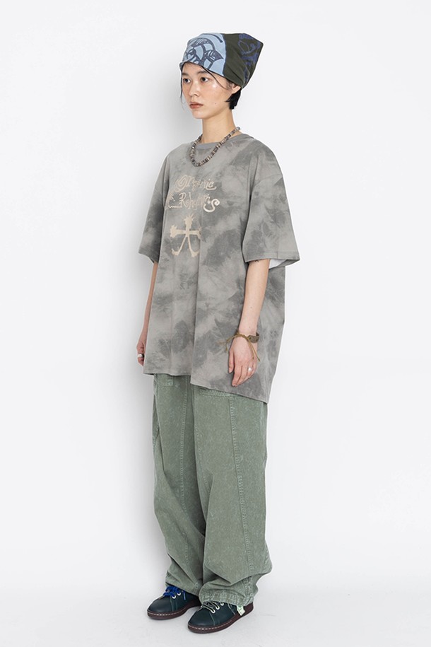 얼씨 다이드 반팔 티셔츠는 부드러운 면 소재로 제작되어 편안한 착용감을 선사합니다. 캐주얼 스타일의 오버핏 디자인과 반소매 기장으로 편안하고 스타일리시하게 연출할 수 있습니다. 브라운, 브로콜리 브라운 컬러의 타이다이 패턴이 독특한 분위기를 더하며, 그래픽 포인트 디테일과 자연스러운 컬러 변형이 돋보입니다. 일상생활에서 개성 있는 스타일을 연출하고 싶을 때 적합한 아이템입니다. 스트리트 패션을 즐겨 입는 분들께도 추천합니다.
