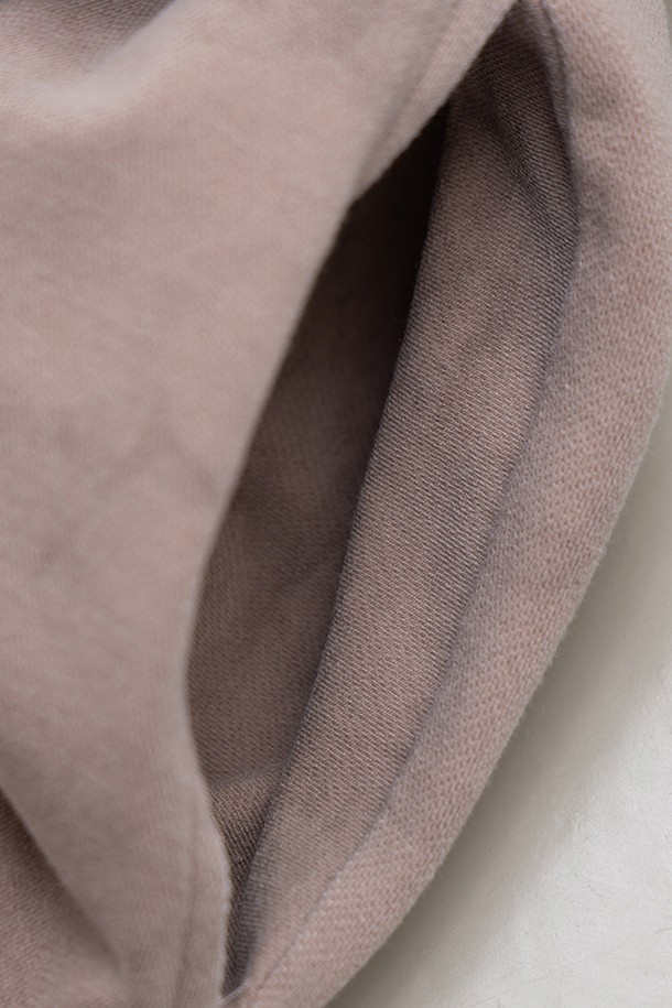 여성스러운 무드를 연출하는 "컴피 스커티드 팬츠"입니다. 부드러운 면, 폴리에스테르, 스판덱스 혼방 소재로 제작되어 편안한 착용감을 선사합니다. 허리 밴딩과 드로스트링으로 사이즈 조절이 용이하며, 스커트 레이어드 디자인과 더블 레이어드 스커트 디테일이 특징입니다. 루즈핏에 오버핏으로 편안함을 강조했으며, 모카, 카키 두 가지 색상으로 출시되었습니다. 일상, 동네 마실룩, 여행룩 등 다양한 TPO에 캐주얼, 미니멀, 클래식 스타일로 활용하기 좋습니다.
