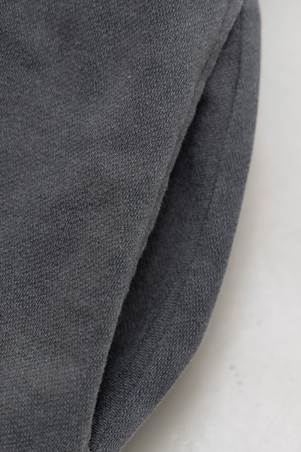 컴피 스커티드 팬츠는 편안함과 스타일을 동시에 잡은 여성용 스커트 팬츠입니다. 모카, 카키, 애쉬 3가지 색상으로 출시되어 다양한 상의와 매치하기 좋습니다. 면, 폴리에스테르, 스판덱스 혼방 소재로 제작되어 부드러운 촉감과 편안한 착용감을 선사합니다. 허리 밴딩과 드로스트링 디테일은 편안함을 더하고, 세미 벌룬 실루엣과 오버핏으로 캐주얼하면서도 스타일리시한 룩을 연출합니다. 동네 마실룩, 여행룩 등 데일리룩으로 활용하기 좋은 아이템입니다.
