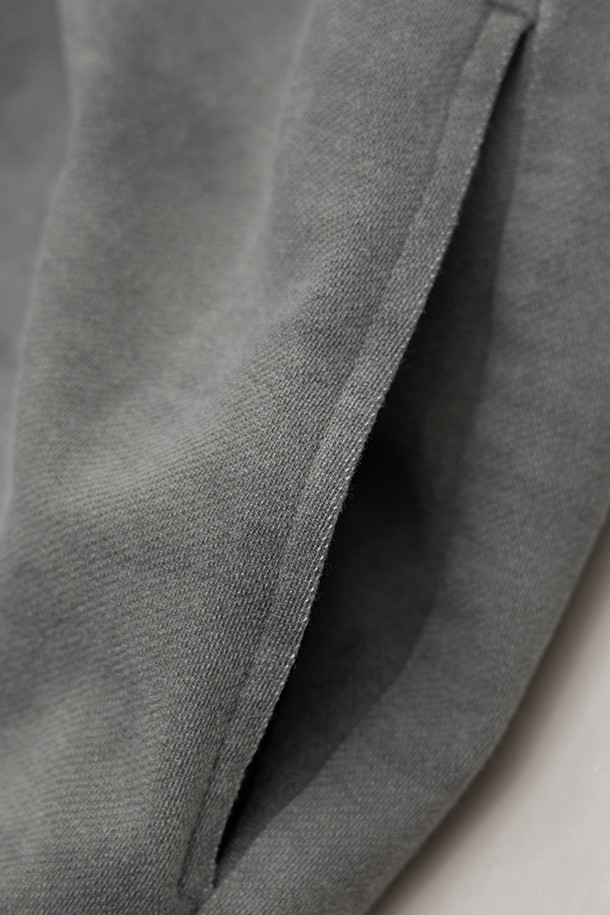 **컴피 스커티드 팬츠**

캐주얼하고 미니멀한 감각을 살린 여성용 스커티드 팬츠입니다. 모카, 카키, 애쉬 세 가지 색상으로 출시되어 데일리룩에 포인트를 더합니다. 면, 폴리에스테르, 스판덱스 혼방 소재로 제작되어 부드러운 촉감과 편안한 착용감을 선사합니다. 허리 스트링과 세미 벌룬 실루엣, 스커트 레이어드 디자인이 특징이며, 오버핏 긴바지로 동네 마실룩, 여행룩 등 다양한 TPO에 활용하기 좋습니다. 
