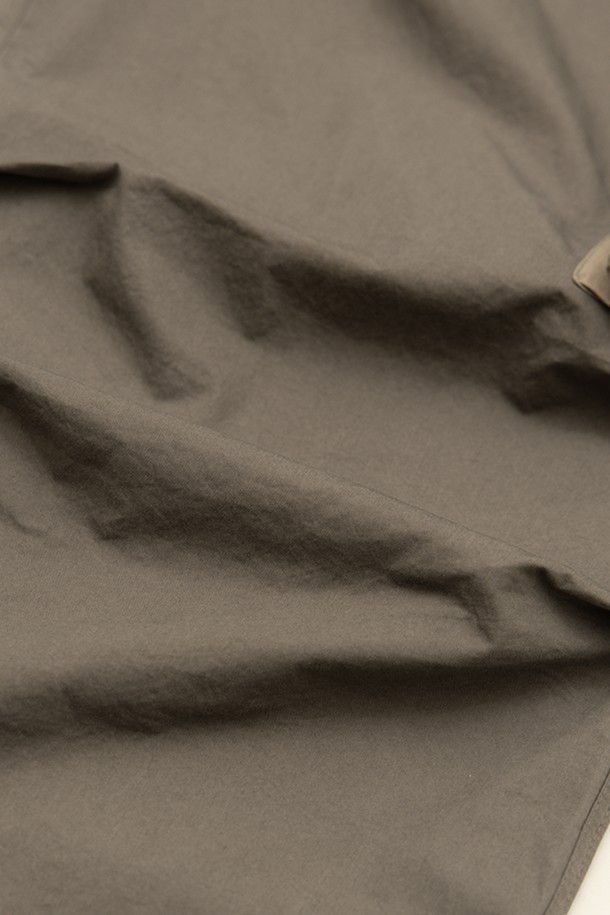 필드 유틸리티 팬츠는 봄, 가을에 어울리는 남녀 공용 긴바지입니다. 빈티지하고 캐주얼한 스타일을 연출하며, 일상생활과 동네 마실룩, 캠핑룩에 적합합니다. 넉넉한 오버핏으로 편안함을 더하고, 브라운, 딥 로스 브라운 두 가지 색상으로 출시되었습니다. 면 소재로 제작되었으며, 유틸리티 포켓과 실리콘 로고, 포켓 배색 디테일로 포인트를 주었습니다. 허리 밴딩으로 활동성을 높였습니다.
