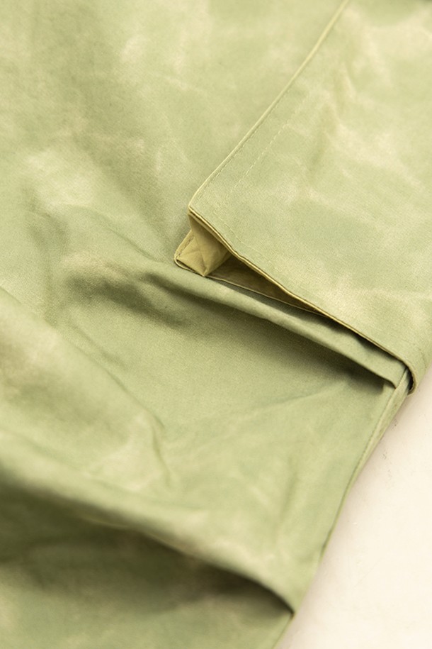 필드 유틸리티 팬츠는 유니섹스 디자인으로, 봄, 여름, 가을 계절에 착용하기 좋은 긴 기장의 바지입니다. 딥 모스(Deep Moss)와 브라운(Brown) 두 가지 색상으로 출시되었으며, 타이다이 워싱 처리와 오버핏 디자인으로 캐주얼 및 밀리터리 무드를 연출합니다.  포켓 콘트라스트 디테일과 무드 심볼 실리콘 로고가 특징이며, 동네 마실룩, 여행룩, 캠핑룩 등 다양한 TPO에 활용 가능합니다.  면 소재로 제작되어 편안한 착용감을 제공하며, 스트리트, 워크웨어 스타일을 즐기는 분들께 적합합니다. 후가공 특성상 이염이 발생할 수 있으니 주의하여 주세요.
