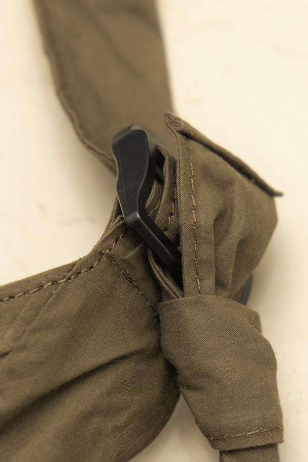 소프트워크 크로스백은 부드럽고 가벼운 면 소재로 제작되어 편안한 착용감을 선사합니다. 카키와 네이비 두 가지 색상으로 출시되어, 무지 패턴에 믹스매치 디테일이 더해져 캐주얼, 미니멀, 클래식 스타일 모두 소화 가능합니다. 가벼운 실루엣으로 동네 마실룩이나 산책룩에 자연스럽게 어울리며, 길이 조절이 가능하여 편리하게 사용하실 수 있습니다. 일상생활에서 다양한 스타일링을 연출해보세요.
