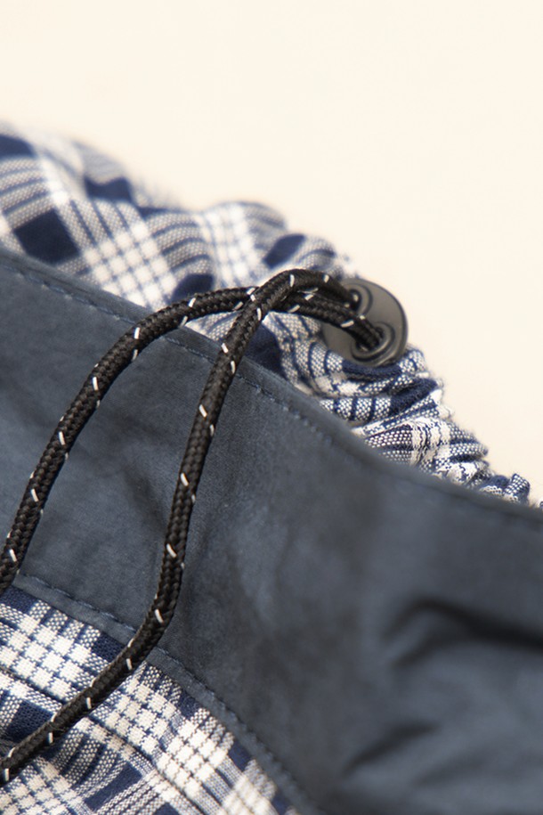 소프트워크 크로스백은 부드러운 실루엣과 가벼운 착용감이 특징인 여성용 크로스백입니다. 면 소재로 제작되어 편안한 착용감을 선사하며, 네이비와 카키 네이비 컬러로 출시되어 다양한 스타일에 매치하기 좋습니다. 믹스매치 디테일이 돋보이는 디자인으로, 캐주얼, 미니멀, 클래식 스타일을 모두 소화할 수 있습니다. 동네 마실룩, 산책룩, 여행룩 등 TPO에 구애받지 않고 데일리 아이템으로 활용할 수 있습니다. 소프트한 실루엣과 원단 컬러 조합이 돋보이며, 다양한 스타일링을 연출할 수 있는 실용적인 가방입니다.
