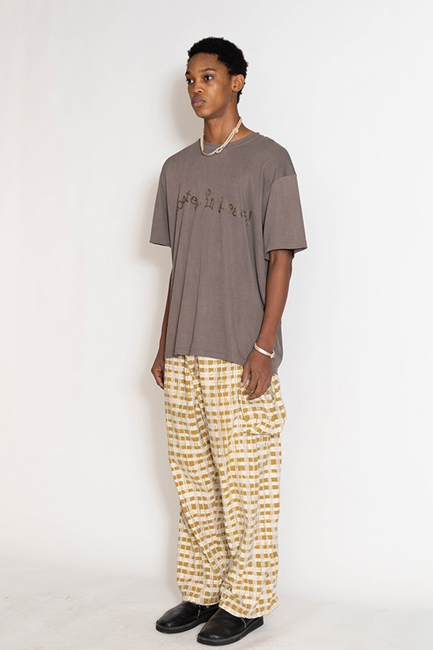 메이드 바이 얼스 반팔 티셔츠는 캐주얼한 스타일을 추구하는 분들을 위한 여름 필수 아이템입니다. 다크 브라운, 모카, 그린 세 가지 빈티지한 컬러로 출시되어, 25SS 컬렉션의 피스 테마 그래픽과 만나 독특한 분위기를 연출합니다. 오버핏과 릴랙스핏으로 편안한 착용감을 선사하며, 동네 마실룩이나 카페룩과 같은 일상적인 TPO에 잘 어울립니다. 면 소재를 사용하여 부드러운 촉감을 자랑하며, 그래픽 피그먼트 후가공으로 빈티지한 컬러감을 더했습니다. 미니멀, 스트리트 스타일을 즐겨 입는 분들께 추천합니다.
