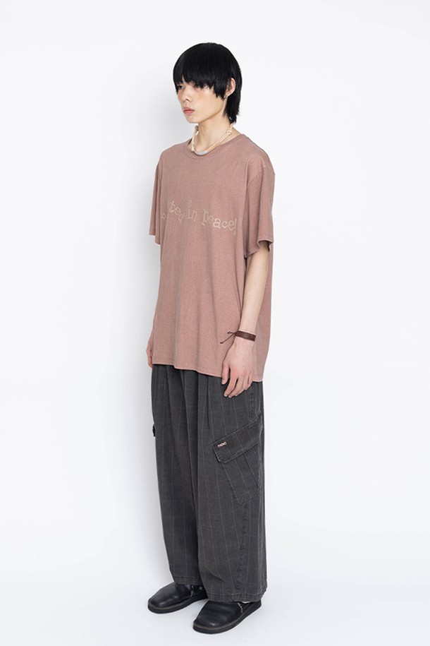 메이드 바이 얼스 반팔 티셔츠는 남녀 공용으로 착용 가능한 캐주얼 스타일의 반팔 티셔츠입니다. 봄, 여름 시즌에 적합하며, 라운드넥과 오버핏 디자인으로 편안한 착용감을 제공합니다. 모카, 그린, 다크 브라운 세 가지 빈티지한 컬러감으로 피그먼트 후가공 처리된 면 소재의 티셔츠입니다. 전면에 피스 테마 2555 그래픽 프린팅이 돋보입니다. 레귤러 기장의 반소매 티셔츠로 미니멀한 스타일을 연출하기 좋습니다.
