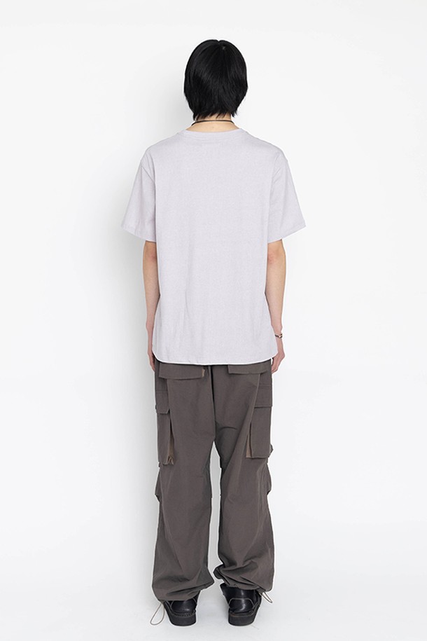 "함사 터치" 반팔 티셔츠는 남녀 공용으로, 캐주얼 및 빈티지 스타일을 연출하기 좋은 아이템입니다. 올리브와 라일락 두 가지 컬러로 출시되었으며, 봄, 여름 시즌에 적합합니다. 면 소재의 오버핏 라운드넥 티셔츠로, 함사(파티마의 손) 그래픽 프린트가 돋보입니다. 피그먼트 후가공 처리로 빈티지한 무드를 더했으며, 편안한 일상룩과 산책룩에 활용하기 좋습니다. 스트리트 패션을 즐기는 분들께도 추천합니다.
