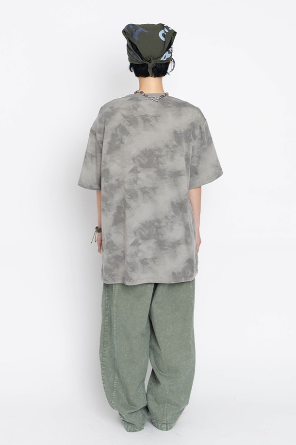 얼씨 다이드 반팔 티셔츠는 부드러운 면 소재로 제작되어 편안한 착용감을 선사합니다. 캐주얼 스타일의 오버핏 디자인과 반소매 기장으로 편안하고 스타일리시하게 연출할 수 있습니다. 브라운, 브로콜리 브라운 컬러의 타이다이 패턴이 독특한 분위기를 더하며, 그래픽 포인트 디테일과 자연스러운 컬러 변형이 돋보입니다. 일상생활에서 개성 있는 스타일을 연출하고 싶을 때 적합한 아이템입니다. 스트리트 패션을 즐겨 입는 분들께도 추천합니다.
