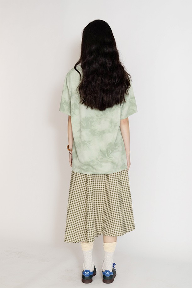 "얼씨 다이드" 반팔 티셔츠는 브라운과 브로콜리 두 가지 색상으로 출시되어 개성 넘치는 스타일을 연출합니다. 일상에서 편안하게 착용할 수 있으며, 캐주얼한 스타일을 선호하는 분들께 추천합니다. 오버핏으로 제작되어 트렌디하며, 라운드넥 디자인과 자연스러운 타이다이 패턴이 특징입니다. 면 소재로 제작되어 부드러운 착용감을 선사하며, 동네 마실룩, 여행룩 등 다양한 TPO에 활용하기 좋습니다. 그래픽 포인트 디테일이 더해져 더욱 특별한 느낌을 줍니다.
