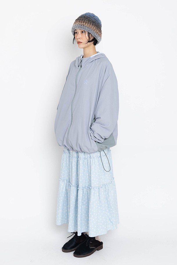 무어 티어드 스커트는 로맨틱한 무드를 연출하는 여성용 스커트입니다. 아이렛 화이트와 데님 블루 두 가지 색상으로 제공되며, 봄과 여름에 어울리는 디자인입니다. 허리 드로우스트링 디테일이 특징이며, 루즈핏의 티어드 스타일로 편안하게 착용할 수 있습니다. 데이트룩, 카페룩, 산책룩 등 다양한 TPO에 맞춰 클래식, 미니멀 스타일로 연출해보세요. 면 소재로 제작되어 부드러운 촉감을 선사합니다.
