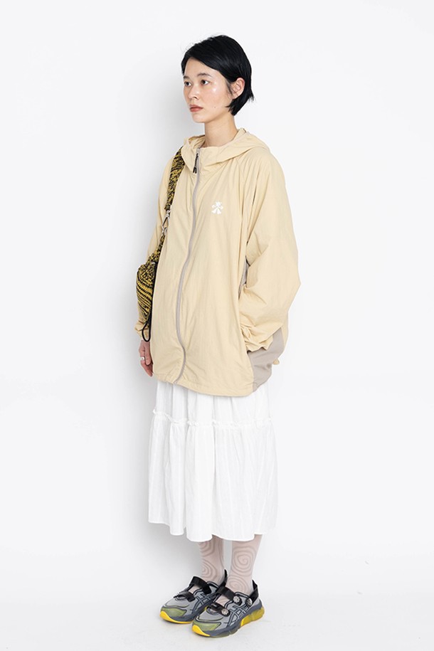 무어 티어드 스커트는 여성용으로, 화이트와 데님블루 두 가지 색상으로 출시되었습니다. 봄, 여름 시즌에 어울리는 면 소재의 루즈핏 티어드 스커트입니다. 로맨틱한 스타일을 연출하며, 허리 부분의 드로우스트링(끈)과 글린코드가 특징입니다. 아일렛 패턴으로 포인트를 주어 데이트룩, 카페룩, 봄 소풍룩 등 다양한 TPO에 활용하기 좋습니다. 로맨틱, 미니멀, 클래식 스타일을 선호하는 분들께 추천합니다.
