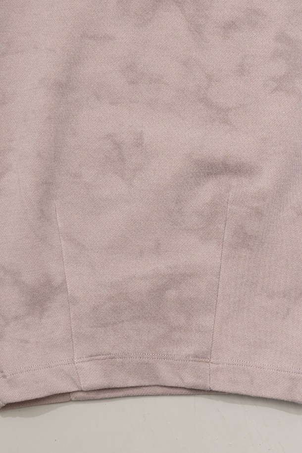 여성스러운 무드를 연출하는 "컴피 스커티드 팬츠"입니다. 부드러운 면, 폴리에스테르, 스판덱스 혼방 소재로 제작되어 편안한 착용감을 선사합니다. 허리 밴딩과 드로스트링으로 사이즈 조절이 용이하며, 스커트 레이어드 디자인과 더블 레이어드 스커트 디테일이 특징입니다. 루즈핏에 오버핏으로 편안함을 강조했으며, 모카, 카키 두 가지 색상으로 출시되었습니다. 일상, 동네 마실룩, 여행룩 등 다양한 TPO에 캐주얼, 미니멀, 클래식 스타일로 활용하기 좋습니다.
