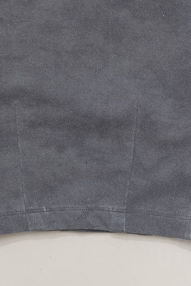 컴피 스커티드 팬츠는 편안함과 스타일을 동시에 잡은 여성용 스커트 팬츠입니다. 모카, 카키, 애쉬 3가지 색상으로 출시되어 다양한 상의와 매치하기 좋습니다. 면, 폴리에스테르, 스판덱스 혼방 소재로 제작되어 부드러운 촉감과 편안한 착용감을 선사합니다. 허리 밴딩과 드로스트링 디테일은 편안함을 더하고, 세미 벌룬 실루엣과 오버핏으로 캐주얼하면서도 스타일리시한 룩을 연출합니다. 동네 마실룩, 여행룩 등 데일리룩으로 활용하기 좋은 아이템입니다.
