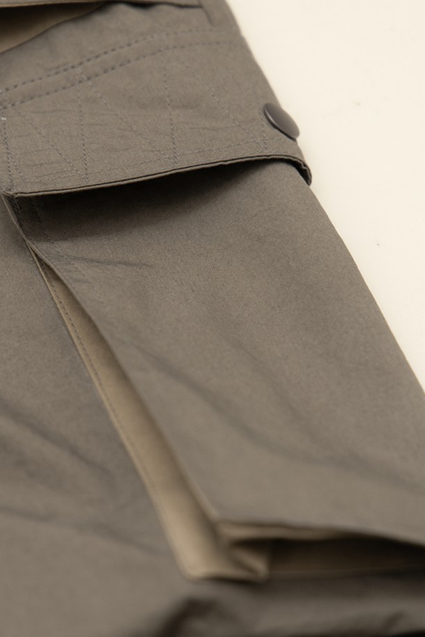 필드 유틸리티 팬츠는 봄, 가을에 어울리는 남녀 공용 긴바지입니다. 빈티지하고 캐주얼한 스타일을 연출하며, 일상생활과 동네 마실룩, 캠핑룩에 적합합니다. 넉넉한 오버핏으로 편안함을 더하고, 브라운, 딥 로스 브라운 두 가지 색상으로 출시되었습니다. 면 소재로 제작되었으며, 유틸리티 포켓과 실리콘 로고, 포켓 배색 디테일로 포인트를 주었습니다. 허리 밴딩으로 활동성을 높였습니다.
