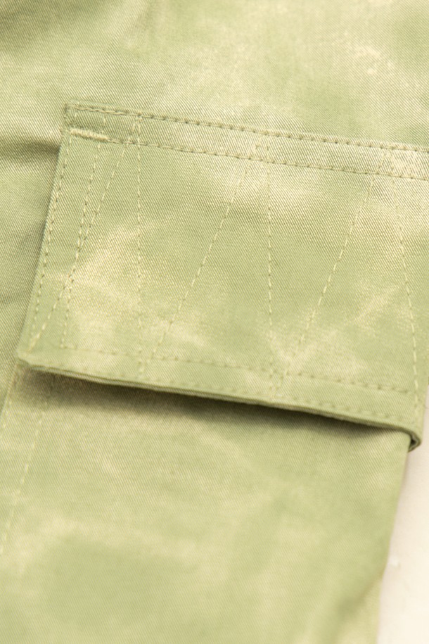 필드 유틸리티 팬츠는 유니섹스 디자인으로, 봄, 여름, 가을 계절에 착용하기 좋은 긴 기장의 바지입니다. 딥 모스(Deep Moss)와 브라운(Brown) 두 가지 색상으로 출시되었으며, 타이다이 워싱 처리와 오버핏 디자인으로 캐주얼 및 밀리터리 무드를 연출합니다.  포켓 콘트라스트 디테일과 무드 심볼 실리콘 로고가 특징이며, 동네 마실룩, 여행룩, 캠핑룩 등 다양한 TPO에 활용 가능합니다.  면 소재로 제작되어 편안한 착용감을 제공하며, 스트리트, 워크웨어 스타일을 즐기는 분들께 적합합니다. 후가공 특성상 이염이 발생할 수 있으니 주의하여 주세요.
