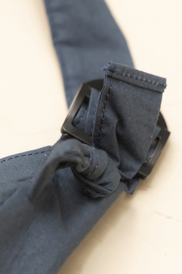 소프트워크 크로스백은 부드러운 실루엣과 가벼운 착용감이 특징인 여성용 크로스백입니다. 면 소재로 제작되어 편안한 착용감을 선사하며, 네이비와 카키 네이비 컬러로 출시되어 다양한 스타일에 매치하기 좋습니다. 믹스매치 디테일이 돋보이는 디자인으로, 캐주얼, 미니멀, 클래식 스타일을 모두 소화할 수 있습니다. 동네 마실룩, 산책룩, 여행룩 등 TPO에 구애받지 않고 데일리 아이템으로 활용할 수 있습니다. 소프트한 실루엣과 원단 컬러 조합이 돋보이며, 다양한 스타일링을 연출할 수 있는 실용적인 가방입니다.
