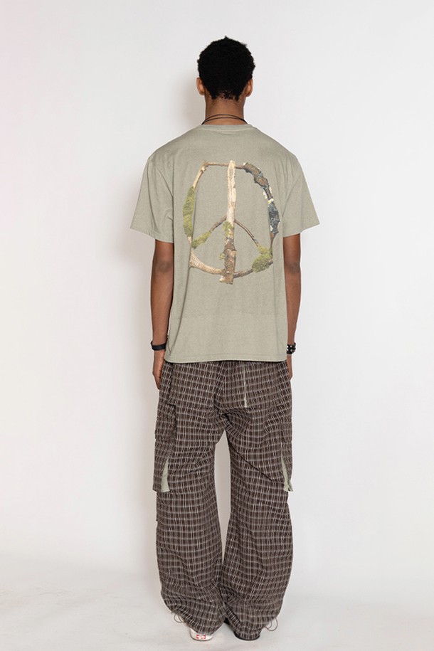 메이드 바이 얼스 반팔 티셔츠는 부드러운 면 소재로 제작되어 편안한 착용감을 선사합니다. 피그먼트 가공을 거쳐 빈티지한 그린 컬러감을 자랑하며, 오버핏 디자인과 라운드넥으로 캐주얼한 스타일을 연출합니다. 일상복, 산책룩 등 다양한 TPO에 활용하기 좋으며, 미니멀, 캐주얼, 스트리트 스타일을 즐겨 입는 분들께 추천합니다. 독특한 피스 테마 그래픽 프린팅으로 포인트를 더했습니다. 봄, 여름 시즌에 데일리하게 입기 좋은 반소매 티셔츠입니다.
