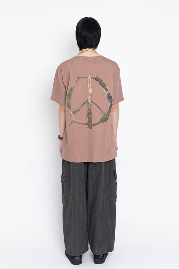 메이드 바이 얼스 반팔 티셔츠는 남녀 공용으로 착용 가능한 캐주얼 스타일의 반팔 티셔츠입니다. 봄, 여름 시즌에 적합하며, 라운드넥과 오버핏 디자인으로 편안한 착용감을 제공합니다. 모카, 그린, 다크 브라운 세 가지 빈티지한 컬러감으로 피그먼트 후가공 처리된 면 소재의 티셔츠입니다. 전면에 피스 테마 2555 그래픽 프린팅이 돋보입니다. 레귤러 기장의 반소매 티셔츠로 미니멀한 스타일을 연출하기 좋습니다.
