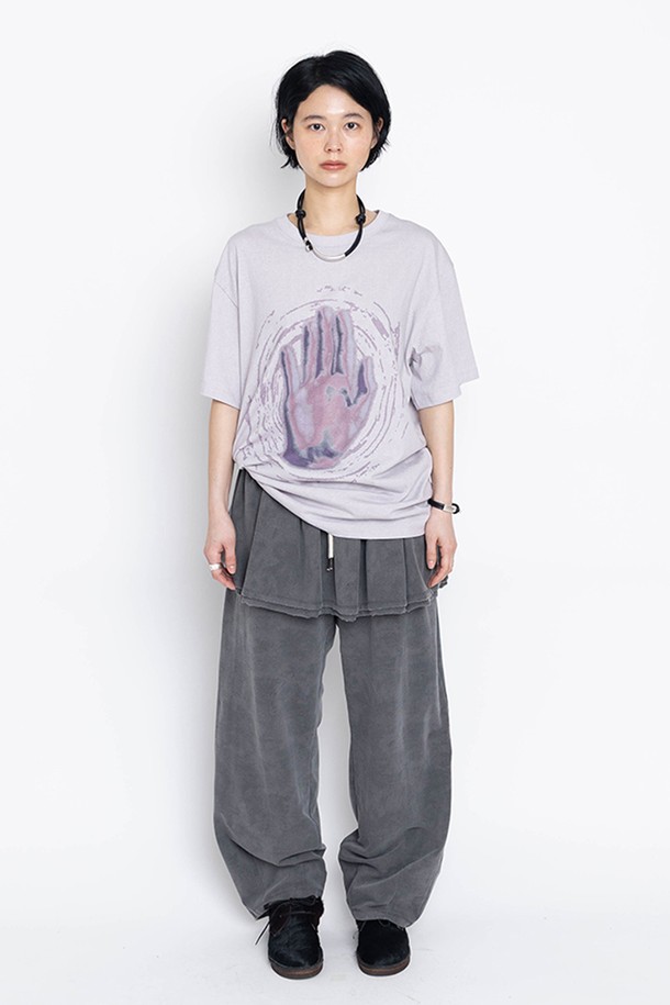 "함사 터치" 반팔 티셔츠는 남녀 공용으로, 캐주얼 및 빈티지 스타일을 연출하기 좋은 아이템입니다. 올리브와 라일락 두 가지 컬러로 출시되었으며, 봄, 여름 시즌에 적합합니다. 면 소재의 오버핏 라운드넥 티셔츠로, 함사(파티마의 손) 그래픽 프린트가 돋보입니다. 피그먼트 후가공 처리로 빈티지한 무드를 더했으며, 편안한 일상룩과 산책룩에 활용하기 좋습니다. 스트리트 패션을 즐기는 분들께도 추천합니다.
