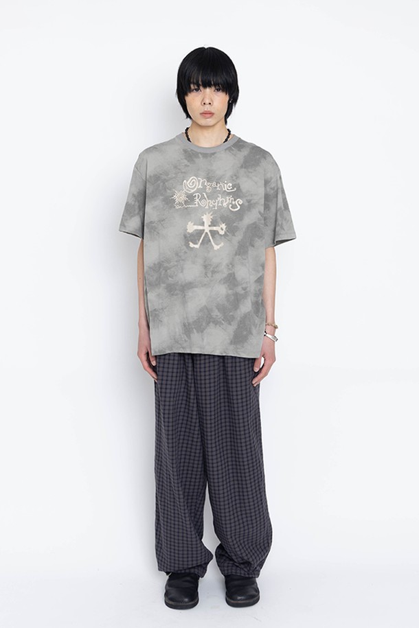 얼씨 다이드 반팔 티셔츠는 부드러운 면 소재로 제작되어 편안한 착용감을 선사합니다. 캐주얼 스타일의 오버핏 디자인과 반소매 기장으로 편안하고 스타일리시하게 연출할 수 있습니다. 브라운, 브로콜리 브라운 컬러의 타이다이 패턴이 독특한 분위기를 더하며, 그래픽 포인트 디테일과 자연스러운 컬러 변형이 돋보입니다. 일상생활에서 개성 있는 스타일을 연출하고 싶을 때 적합한 아이템입니다. 스트리트 패션을 즐겨 입는 분들께도 추천합니다.
