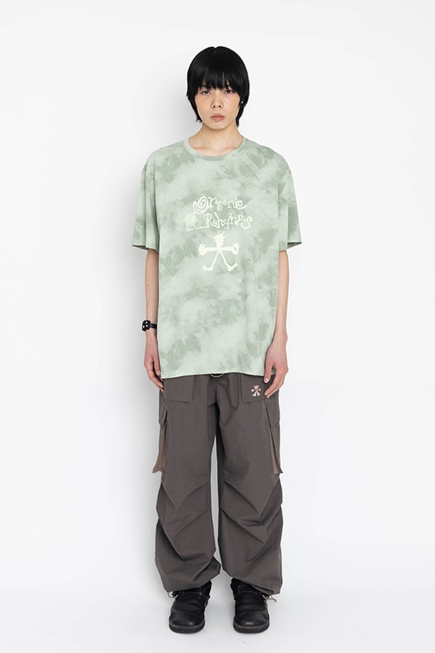 "얼씨 다이드" 반팔 티셔츠는 브라운과 브로콜리 두 가지 색상으로 출시되어 개성 넘치는 스타일을 연출합니다. 일상에서 편안하게 착용할 수 있으며, 캐주얼한 스타일을 선호하는 분들께 추천합니다. 오버핏으로 제작되어 트렌디하며, 라운드넥 디자인과 자연스러운 타이다이 패턴이 특징입니다. 면 소재로 제작되어 부드러운 착용감을 선사하며, 동네 마실룩, 여행룩 등 다양한 TPO에 활용하기 좋습니다. 그래픽 포인트 디테일이 더해져 더욱 특별한 느낌을 줍니다.
