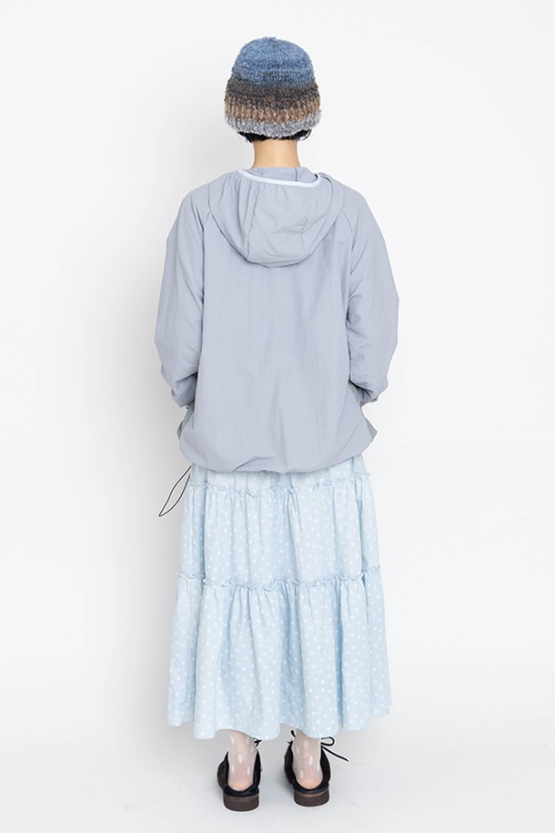 무어 티어드 스커트는 로맨틱한 무드를 연출하는 여성용 스커트입니다. 아이렛 화이트와 데님 블루 두 가지 색상으로 제공되며, 봄과 여름에 어울리는 디자인입니다. 허리 드로우스트링 디테일이 특징이며, 루즈핏의 티어드 스타일로 편안하게 착용할 수 있습니다. 데이트룩, 카페룩, 산책룩 등 다양한 TPO에 맞춰 클래식, 미니멀 스타일로 연출해보세요. 면 소재로 제작되어 부드러운 촉감을 선사합니다.
