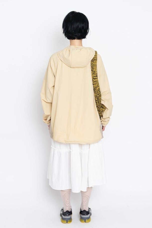 무어 티어드 스커트는 여성용으로, 화이트와 데님블루 두 가지 색상으로 출시되었습니다. 봄, 여름 시즌에 어울리는 면 소재의 루즈핏 티어드 스커트입니다. 로맨틱한 스타일을 연출하며, 허리 부분의 드로우스트링(끈)과 글린코드가 특징입니다. 아일렛 패턴으로 포인트를 주어 데이트룩, 카페룩, 봄 소풍룩 등 다양한 TPO에 활용하기 좋습니다. 로맨틱, 미니멀, 클래식 스타일을 선호하는 분들께 추천합니다.
